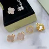 Associé à des accessoires de bijoux d'oreille à tendance essentiels Nouvelles boucles d'oreilles de trèfle à quatre feuilles hautes pour les femmes en or rose blanc avec cleefly commune