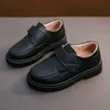 Sneakers Boys Black Leather Shoes Soft Performance 2023 lente/zomer nieuwe Britse stijl zachte schoenen zwarte uniformen kinderen mode Q240506