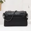 Sacs à bandoulières 2024 Summer Black Rivet Femmes Sac dames pu cuir Skull Punk Style Crossbody for Chains Messenger