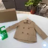 新しい赤ちゃんテンチコートキッズデザイナー服ダブル胸肉デザインチャイルドジャケットサイズ100-160 cm格子縞のスプライシングガールボーイウィンドブレイカー24april