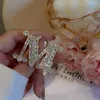 Brooches Youngx Light Luxury Shiny Rhingestone Lettre m broche Vintage tendance Crystal Pin Corsage pour femmes Accessoires de vêtements de bijoux