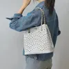 Umhängetaschen Retro Laser Gravaved Hohltasche Frauen Luxus großer Kapazität Kettenhandtaschen PU Leder Messenger für Frauen