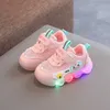 Sneaker Scarpe per bambini Scarpe sportive per bambini Spring/Summer 2023 Nuovi ragazzi/ragazze Led Scarpe casual Led Solled Scheme bianche Zapatillas Q240506