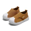 Sneakery dziecięce buty swobodne buty dziecięce sport odpowiedni dla małych dzieci chłopcy i dziewczęta oddychające Air Mesh Classic 2023 Spring Autumn Lode łyżwiarstwo Q240506