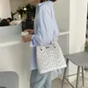 Umhängetaschen Retro Laser Gravaved Hohltasche Frauen Luxus großer Kapazität Kettenhandtaschen PU Leder Messenger für Frauen