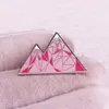 Pink Snow Mountain Badge Natural Landscape Badge Leuke anime films Games harde emailpennen verzamelen metalen cartoonbroche