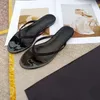 Luxusdesignerinnen Frauen Sandalen Joni Flaches Sandalen Wildleder und Strassfrau Frau Flip Flop Kühle Strandschuhe geformte Gurte 35-42