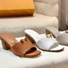 Pantofole in mezzo a pantofole designer sandali scarpe per la moda abbottonatura di moda tallone di tallone spesse mocassine 7,5 cm Sandalo a tacco alto 35-42 Classici Slippro