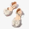 Sandálias 2024 sandálias infantis elegantes para meninas lantejoulas de moda doces crianças renda bowknot sapatos únicos festas casamento princesa sandálias planas