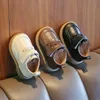 Sneakers Chaussures bébé 2023 Spring New British Style Leather adapté aux garçons et aux filles Soft Sole anti-glissement confortable First Step Walker Q240506