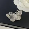 Hoge kwaliteit Letter Butterfly Pins broche verschillende beroemde vrouwen inlay diamanten broche merkontwerper broches vrouw accessoires voor etentje