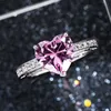 レディングリングデザイナー豪華な絶妙な結婚指輪セットAAAハート型光沢のあるピンクのクリスタルジルコンリングファッションジュエリーソリティアリング
