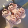 Sandalen Kinderschoenen Zomer voor meisjes Bow Non-Slip Soft Soled veelzijdige solide Koreaanse Ldren Sweet Princess Beach H240506