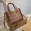 2024 Designer Lovely Pattern Les sacs de champ sacs de saule Tote Tote Bagure de transport de luxe Femme Hands Bodet Dames Grands Capacité Purse Purse Tapes Grace Taille 485