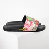 Italia diseñadora zapatillas habitación al aire libre pantano zapatos florales moda mula de lujo masculino para hombres con toboganes de cuero de goma de cuero de goma sandalias de playa