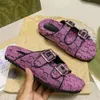 Sandale de pantoufle de créateur en stock Sliples de version Y pour les femmes portant des lettres de broderie de boucle en métal à fond plat
