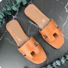 2024 Designer Sandal Sandaler för kvinnors skjutor Slides tofflor Triple Black Brun Pink Slide Leather Patent Slipper Womens Shoes Popular Sandale