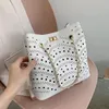 Umhängetaschen Retro Laser Gravaved Hohltasche Frauen Luxus großer Kapazität Kettenhandtaschen PU Leder Messenger für Frauen