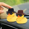 Decoración del automóvil de pato de goma Decoración del tablero de patos amarillos Gafas frías Pato con lindo bufanda de sombrero y decoración del hogar