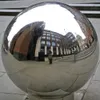 Ослепительное гигантское открытое серебристое надувное зеркальное мяч для диско -вечеринки.