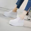 Scarpe da fitness vere sneaker piattaforma in pelle per donne allenatori di moda casual donna zeppa bianca nera