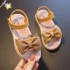 Sandalen Kinderschoenen Zomer voor meisjes Bow Non-Slip Soft Soled veelzijdige solide Koreaanse Ldren Sweet Princess Beach H240506