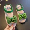 Sandálias Sapatos infantis sandálias de verão para meninas arco de arco não deslizamento versátil solado crianças sólidas coreanas sandálias de sapatos de princesa doce praia