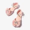 Sandálias 2024 sandálias infantis elegantes para meninas lantejoulas de moda doces crianças renda bowknot sapatos únicos festas casamento princesa sandálias planas