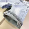 Luxe baby tracksuits Summer Boys Jeans Set Kids Designer Kleding Maat 100-150 cm Logo Gedrukt T-shirt en denim shorts 24APRIL