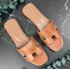 2024 NY STIL DESIGNER Sandal Sandaler för kvinnor Slid Slides tofflor Triple Black White Brown Pink Slide Leather Patent Slipper Womens Shoes Popular Sandale