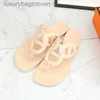 Top -Level Original H Designer Pantoffeln Fischgräten -Mop für Frauen Sommer Trendy vielseitig für die koreanische Version flacher Boden -Clip -Zehenstrand mit 1: 1 -Markenlogo