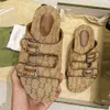 Sandale de pantoufle de créateur en stock Sliples de version Y pour les femmes portant des lettres de broderie de boucle en métal à fond plat
