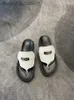 Original 1: 1 Hrems Top Grade Designer Slippers 2024 Été Nouveau clip toe Silver Buckle Herringbone Roman Flat Shoes Womens Cowhide Flat Second Oncle avec un logo de marque 1: 1