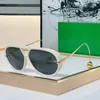 Des lunettes de soleil ovales concepteurs avec cadre d'acétate et revêtement de jambes en métal lourd pour la fonction anti-réfléchissante et la protection UV B1273 Lunettes de soleil haut de gamme neutres