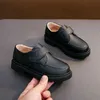 Sneakers Boys Black Leather Shoes Soft Performance 2023 lente/zomer nieuwe Britse stijl zachte schoenen zwarte uniformen kinderen mode Q240506