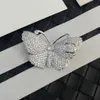 Hoge kwaliteit Letter Butterfly Pins broche verschillende beroemde vrouwen inlay diamanten broche merkontwerper broches vrouw accessoires voor etentje