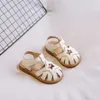 Unishuni Cute Baby Girls Sandals Dziecko miękka podeszwa blisko maluchów letni buty księżniczka biały różowy pasek gladiator sandał 2130 240425