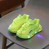 Sneakers Childrens Lumineux Chaussures de sport Boys LED LED LEIL CASSOIRES 2023 Spring / Summer Candy Colored Breathable Childrens Chaussures Filles Sports Chaussures Q240506