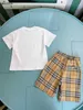 Classics Baby Tracksuits Summer Boys Set Kids Designer Clothes Taille 100-160 cm Blue Strawberry Pattern Imprime T-shirt et short en jean 24april