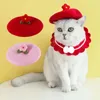 Chiesa per animali domestici ABBIGLIO CANCHE CHE CHE ELEGANTE ADORABILE ADORABLE ADORABLE SULLA INCONTRO DECORAZIONI DI FLOWER CANCO CAP BERET BERET ORNINE FLORALI.