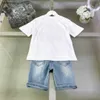 Nya babybanor Summer Boys Jeans Set Kids Designer Kläder Storlek 100-150 cm LOGO Tryckt T-shirt och denimshorts 24 April