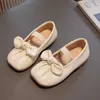 Sneakers Baby Girls Lederschuhe 2023 Herbst bequeme weiche alleinige Kinder Casual Shoes Fashion Einfache Bogenprinzessin Schuhe Größe 23-33 Q240506