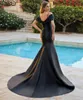 Elegante lange schwarze Schulter -Abschlussballkleider mit Flecken Meerjungfrau Satin Sweep Zug Reißverschluss Rückenabschlusskleider für Frauen