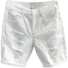 Version de Hong Kong de tout Street White Ripped Denim Shorts pour hommes Mens Casual Trend Summer Stracted Five Points Pants 240430