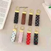 Keychains Lanyards Luxury Designer Key Chain Pendant Car Bag Keychains Pendant Creative Trinets Leather Keyring For Men and Women Top SMEE sach