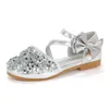Sandały słodkie buty księżniczki 2023 Summer nowe dziewczyny buty mody cekiny skórzane buty łuk Sandał