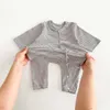 Rompers Baby Rompers Rompers Abbigliamento per ragazzi a strisce Single Smell Girlsuits Abbigliamento per bambini H240506