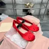 Kadın tasarımcı ayakkabıları Miui Bale Düz Ayakkabı Lüks Yoga Dans Ayakkabı Mokakçısı Yay İpek İpek Gündelik Elbise Ayakkabı Leydi Moda Deri Seksi Yürüyüş Ayakkabı Sandal Soafers Siyah Pembe