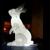 Гигантская 8mh (26 футов) с надувным надувным кроличьим кроликом модели пасхального кролика вторгается в общественные места по всему миру со светодиодным светом