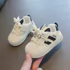 Sneaker Childrens Spring e Autumn Baby Shoes Solle Anti Slip Walking Single Little Bianco Preschina in pelle H240506